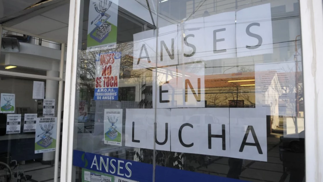 Paro total en ANSES Santa Rosa por despidos