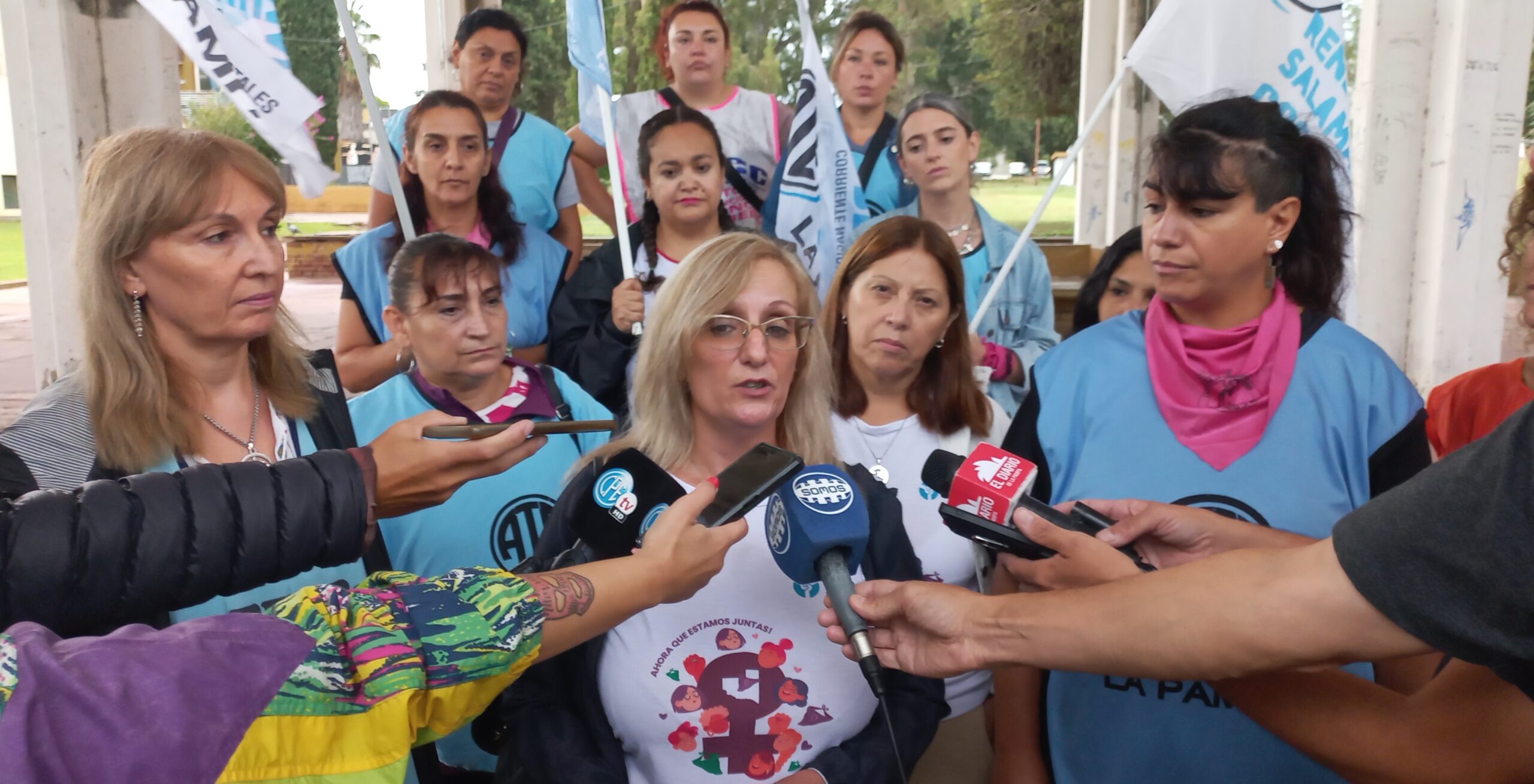 8M: Multisectorial de Mujeres presentaron petitorio al Gobernador Ziliotto