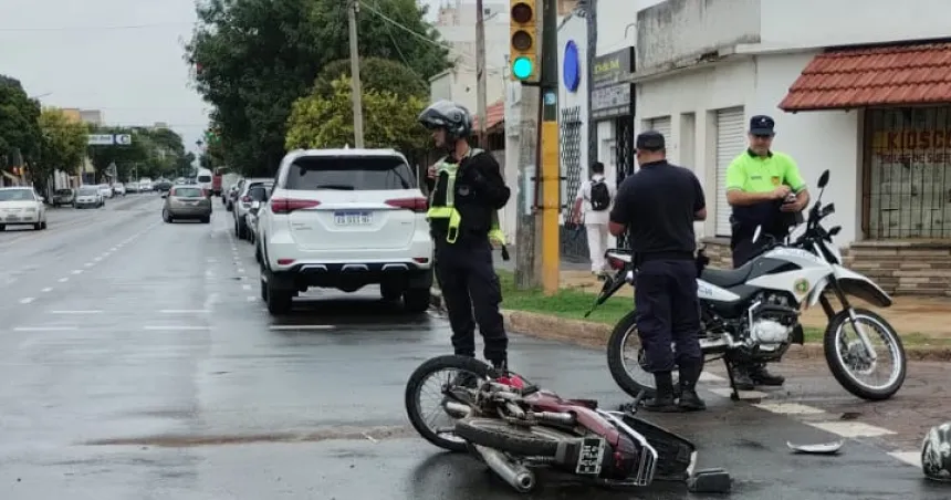 Santa Rosa: Grave accidente en la Avenida Spinetto entre una moto y una camioneta