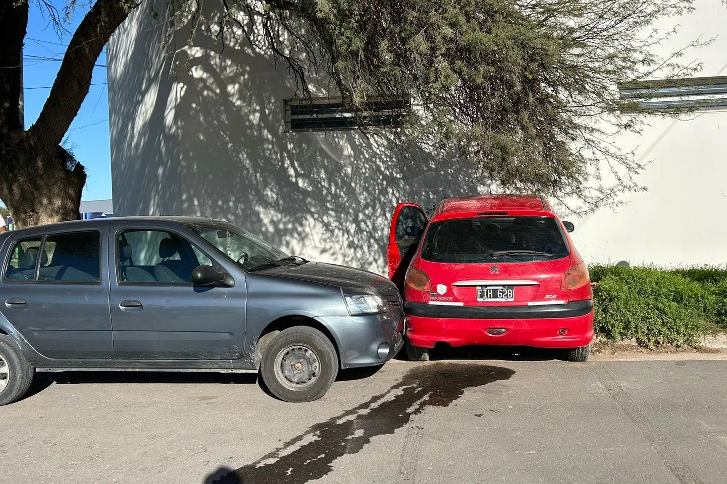 Santa Rosa: Perdió el control del auto, chocó contra un auto estacionado y luego contra un local comercial