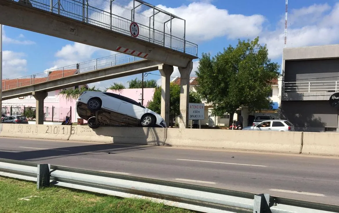 Santa Rosa: Un auto quedó colgado en el muro de la circunvalación luego de rozar con un camión