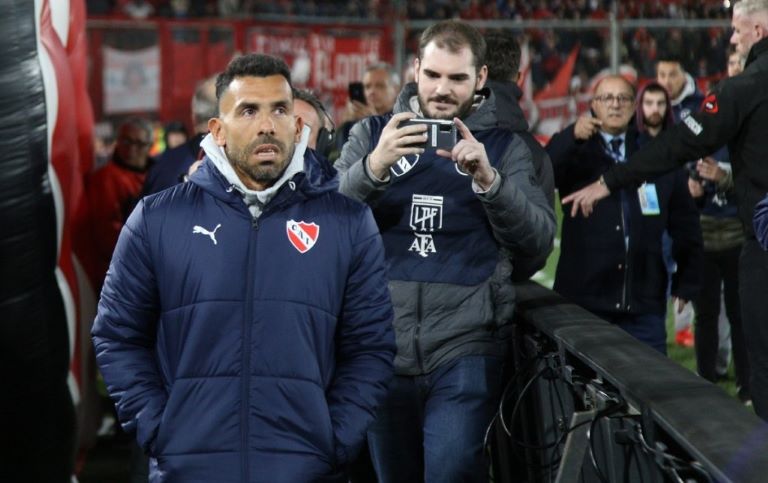 Fútbol: Tevez sigue encendido, ahora le respondió a otro miembro de la AFA “¡Quien quiera subir al ring, donde quiera!”