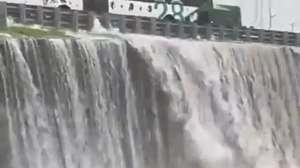 Por la tormenta se formaron “cataratas” en la General Paz y la Casa Rosada se inundó