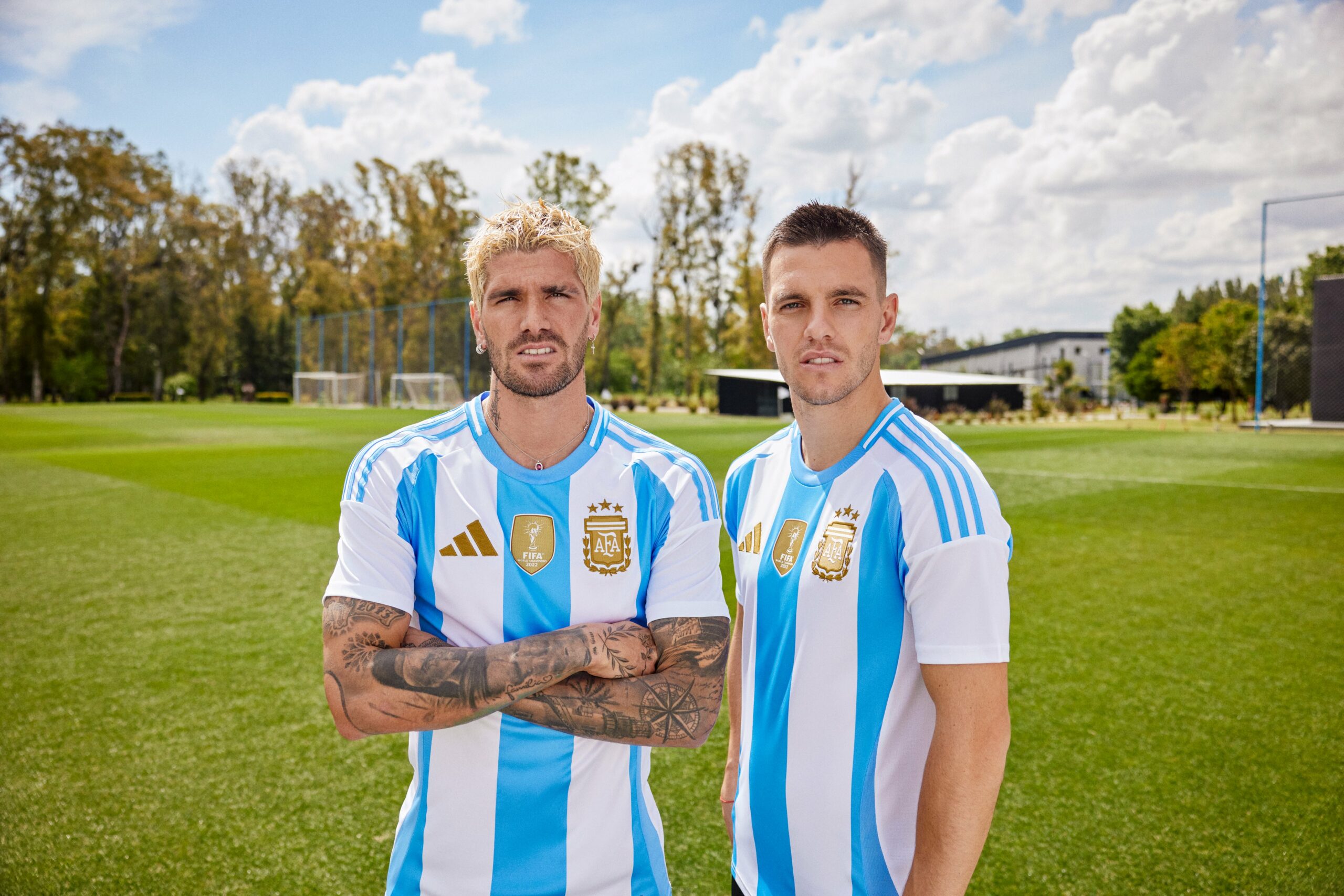 Fútbol: La Selección Argentina oficializó las nuevas camisetas