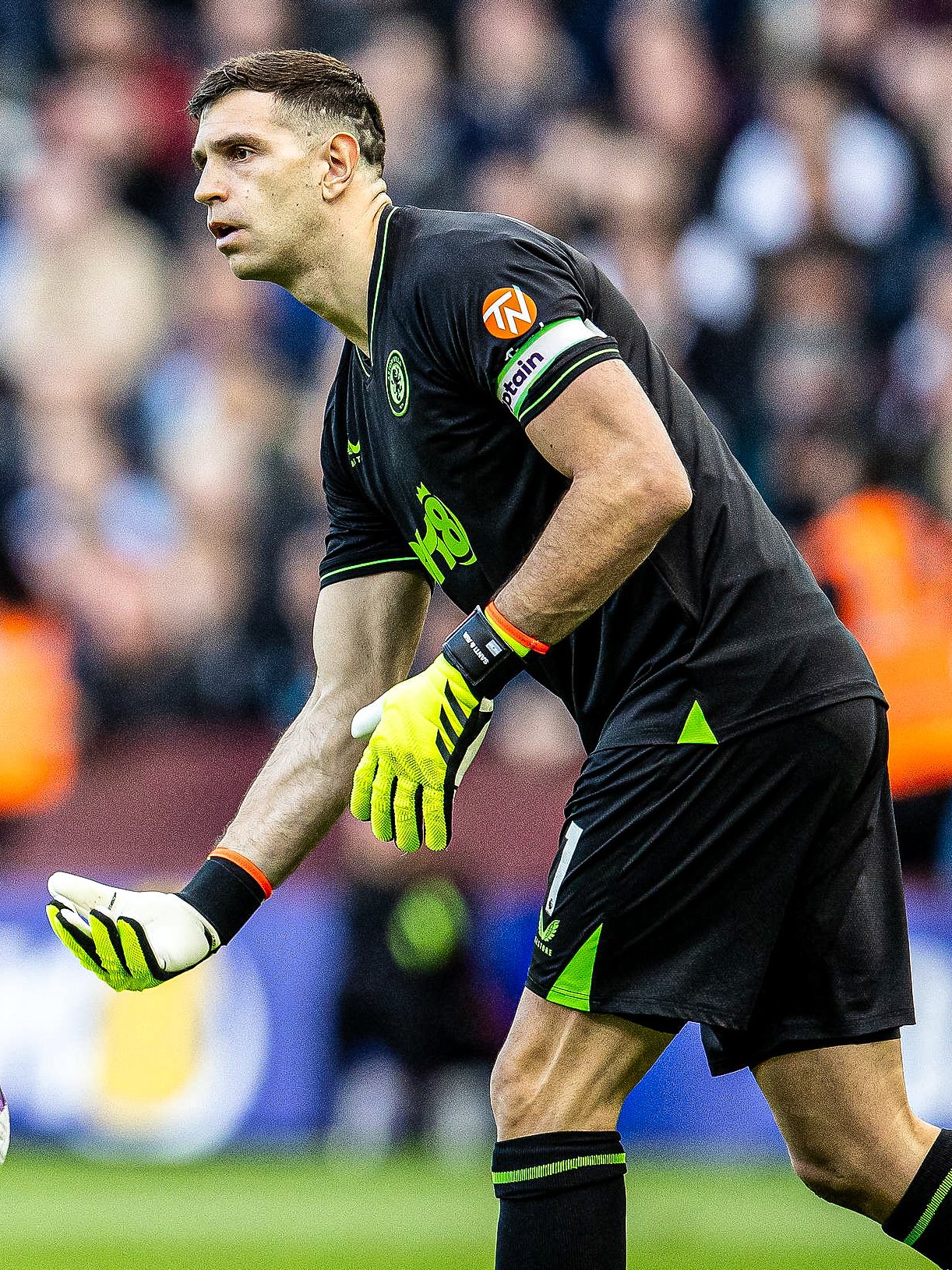 Fútbol: El Dibu clave en la victoria del Aston Villa que le permite seguir en la pelea