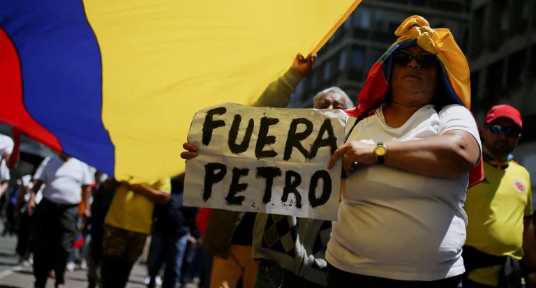 Colombia: Miles de personas marcharon contra reformas de Petro