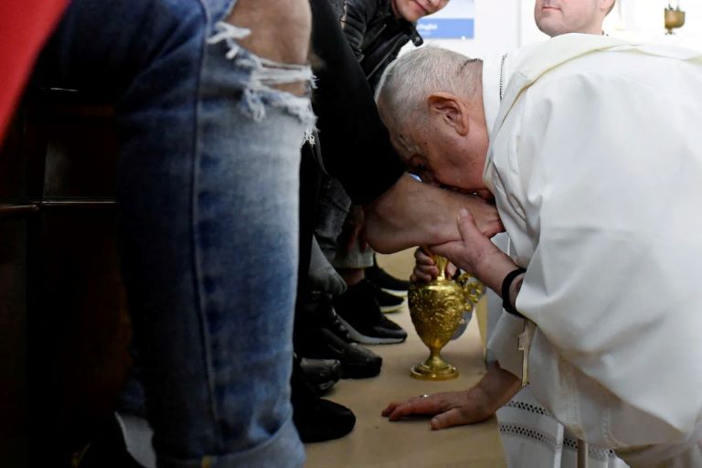 Vaticano: En el Jueves Santo, el papa Francisco visitó una cárcel de mujeres