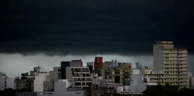 Temporal en Buenos Aires con unos 800 evacuados, daños materiales y alertas rojo y naranja