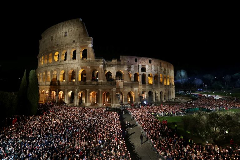 Vaticano: El Papa Francisco decidió no presidir el tradicional Vía Crucis