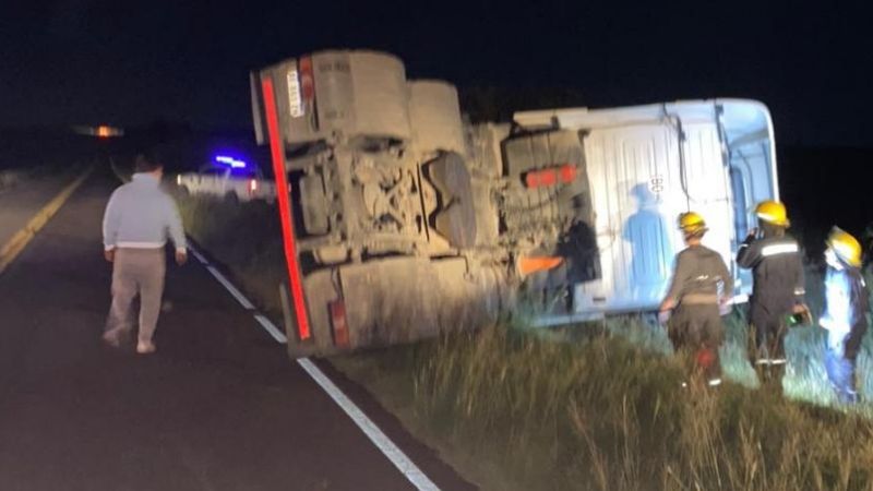 Volcó un camión que era remolcado por otro en la Ruta Nº9