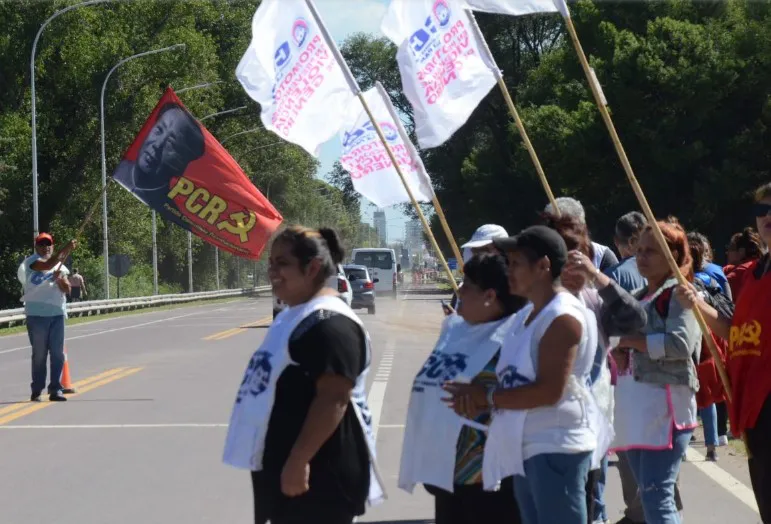 Organizaciones sociales se manifiestan en la ruta 35