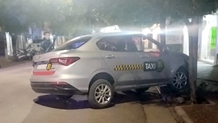 Un taxista se descompensó y chocó contra un poste de luz