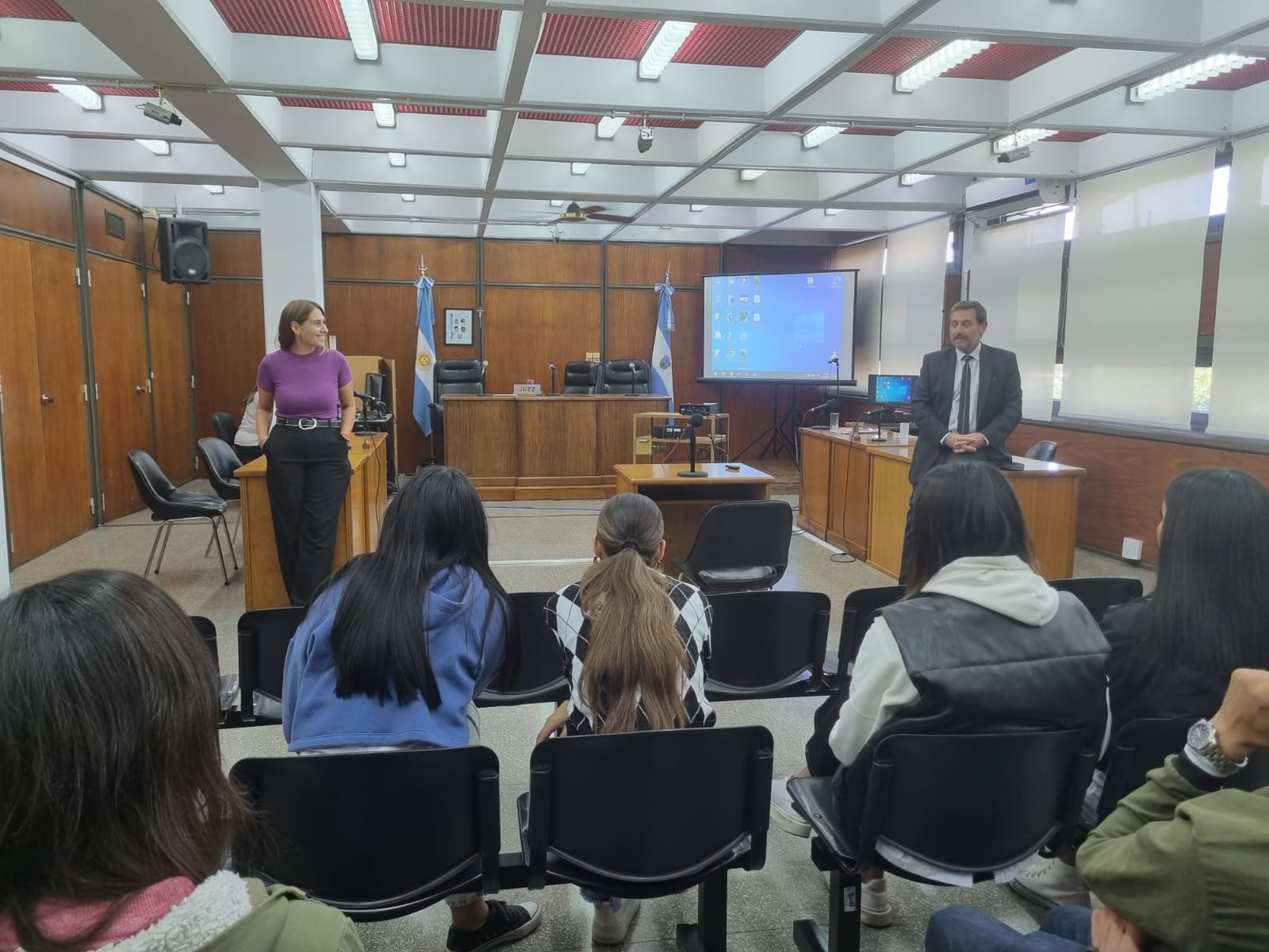 Alumnos del Colegio Educadores Pampeanos presenciaron una jornada de debate en General Pico y una charla con funcionarios