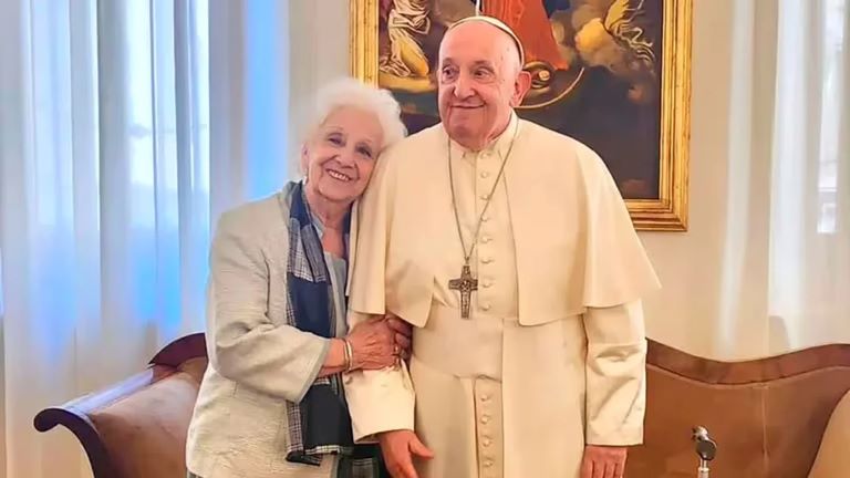 Vaticano: “Si las cosas se dan, va a venir a la Argentina”, dijo Estela de Carlotto tras su encuentro con el papa Francisco