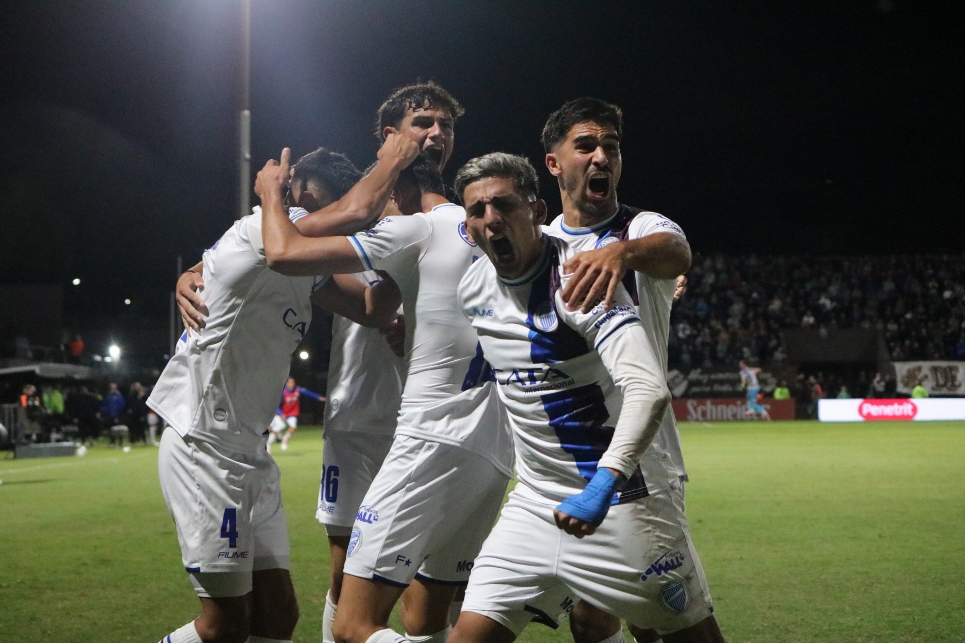 Fútbol: Godoy Cruz lo ganó sobre el final y clasificó a cuartos de final