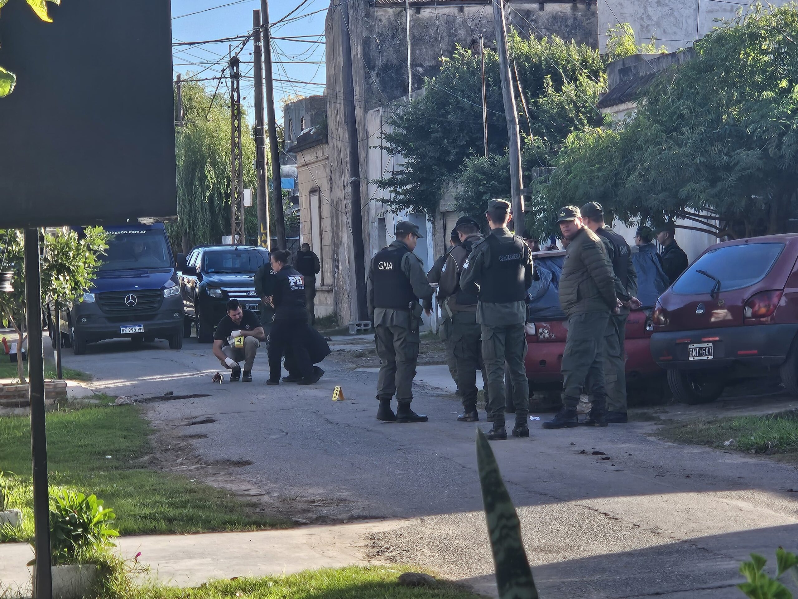 Continúa la violencia en Rosario: Balearon a un chico de 14 años mientras abría el portón de su casa