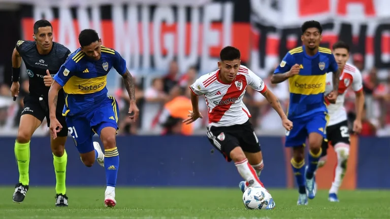 Fútbol: Boca y River se enfrentan en Córdoba por un lugar en semifinales