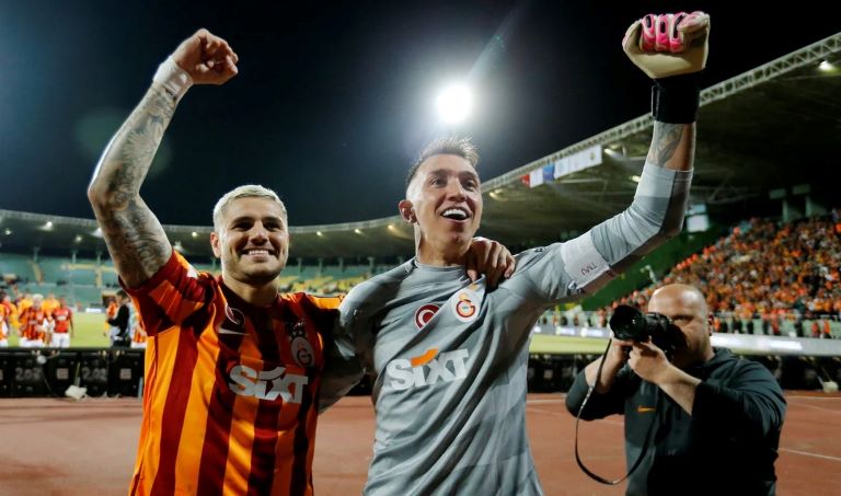 Fútbol: Escándalo en Turquía, Fenerbahce se fue de la cancha y le cedió la Supercopa a Galatasaray