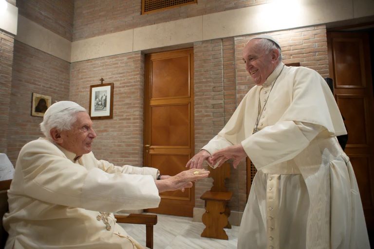 Vaticano: Francisco aseguró que Benedicto XVI le dio su apoyo en la cuestión de las parejas LGBT