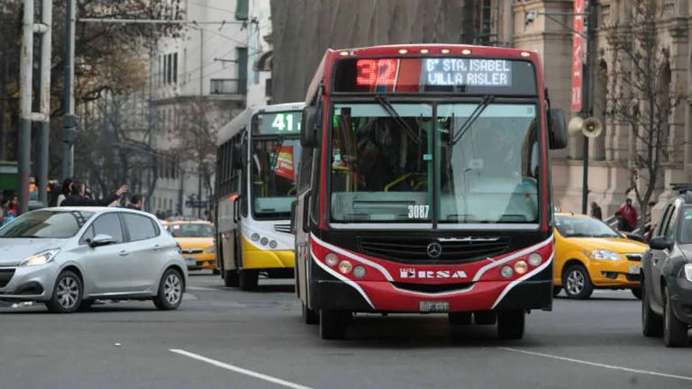 Tras una reunión con empresarios, la UTA no realizará el paro de colectivos por 48 horas