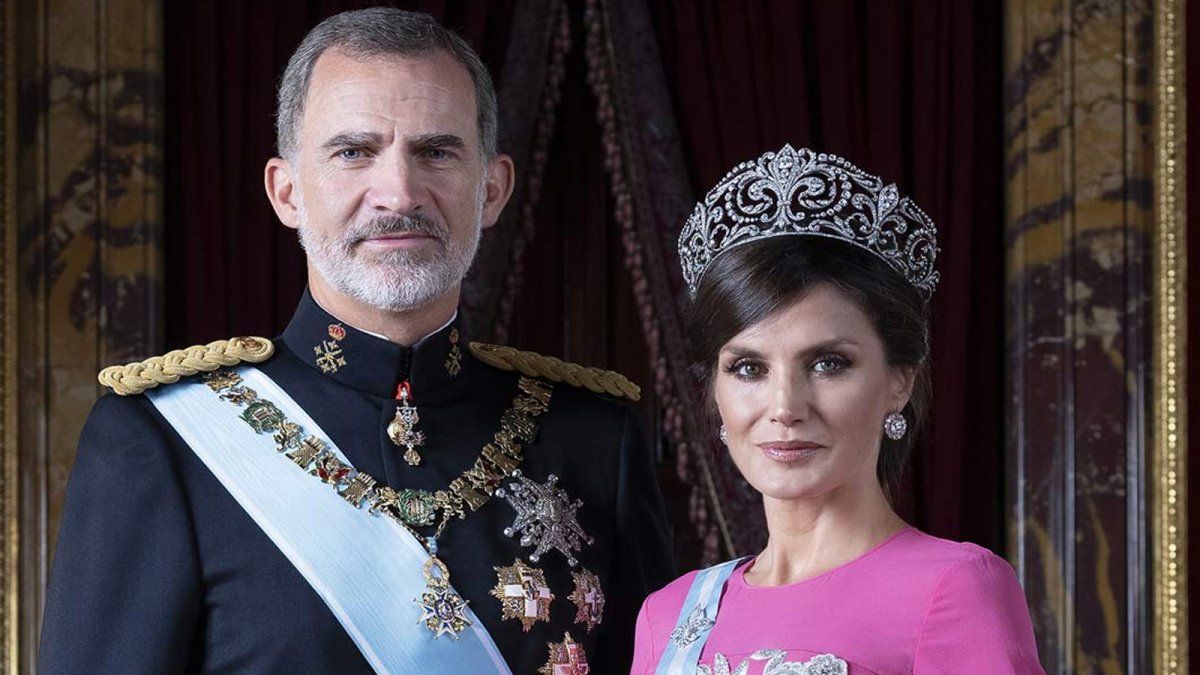 Escándalo en España: La reina Leticia Ortiz le habría sido infiel al rey Felipe con varios hombres y una amiga íntima.