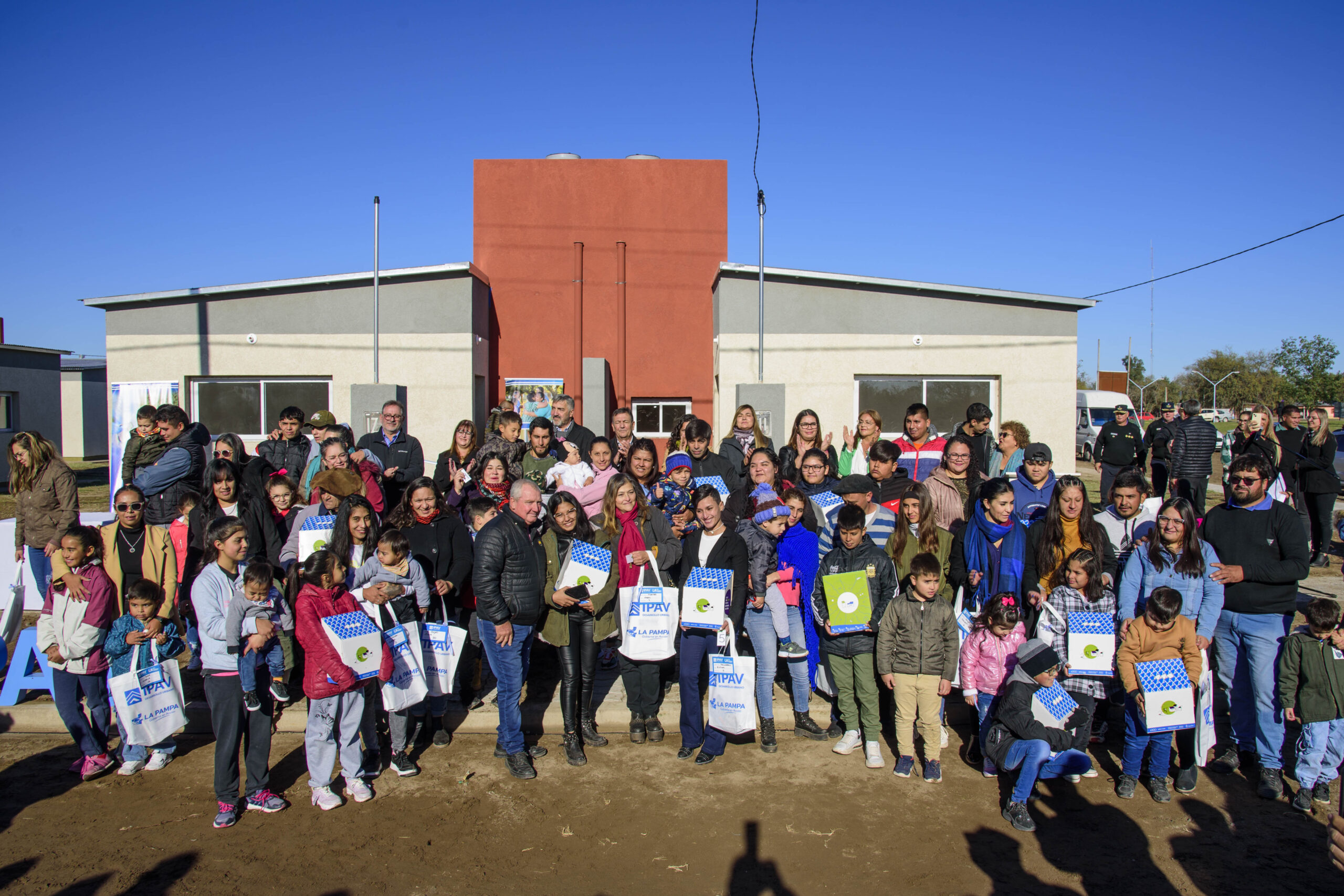 Santa Isabel: El Gobierno Provincial entregó 25 viviendas