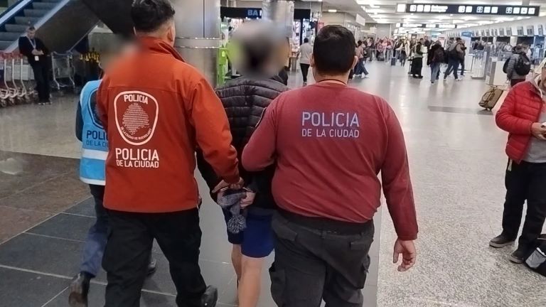 Expulsan del país a delincuente chileno por un robo en Parque Patricios
