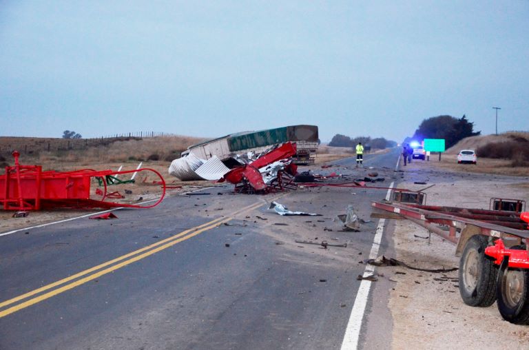 Un muerto y varios heridos tras un choque entre un camión y una camioneta en las cercanías de Riglos