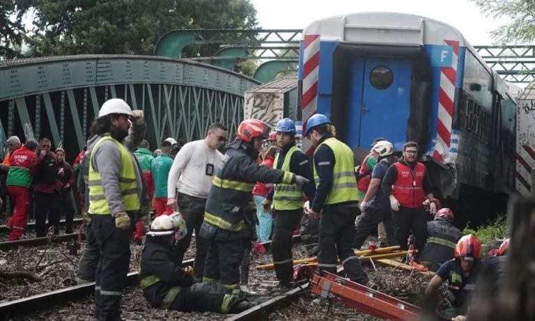 Buenos Aires: Un tren de la línea San Martín chocó con otra formación y descarriló, hay varios heridos