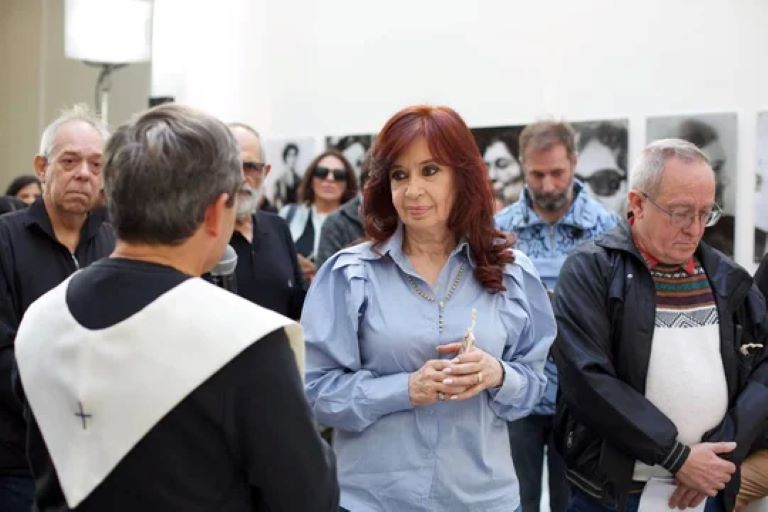 Cristina Kirchner volvió a criticar a Milei y comparó al Gobierno con la dictadura al decir que “estos niveles de ‘me importa un pito’ no son inéditos”