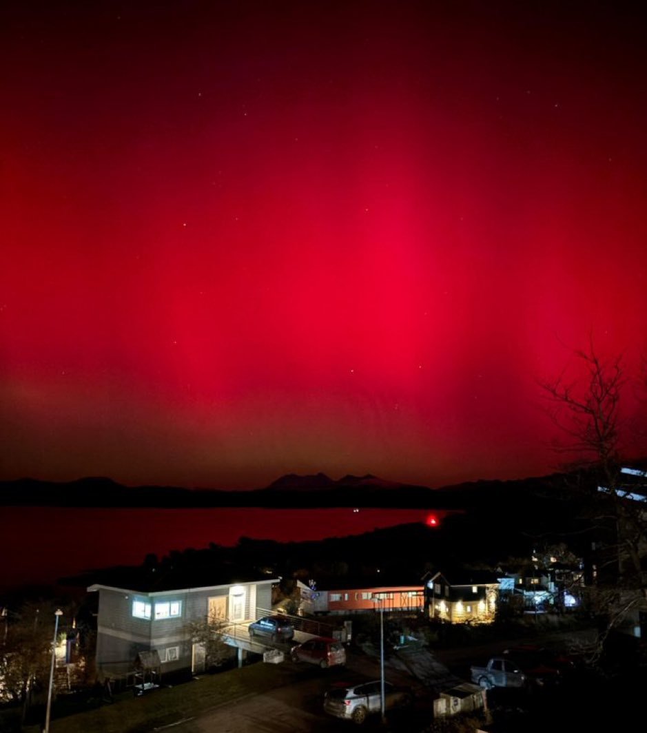 Tierra del Fuego: Una aurora austral generada por una tormenta solar tiño el cielo