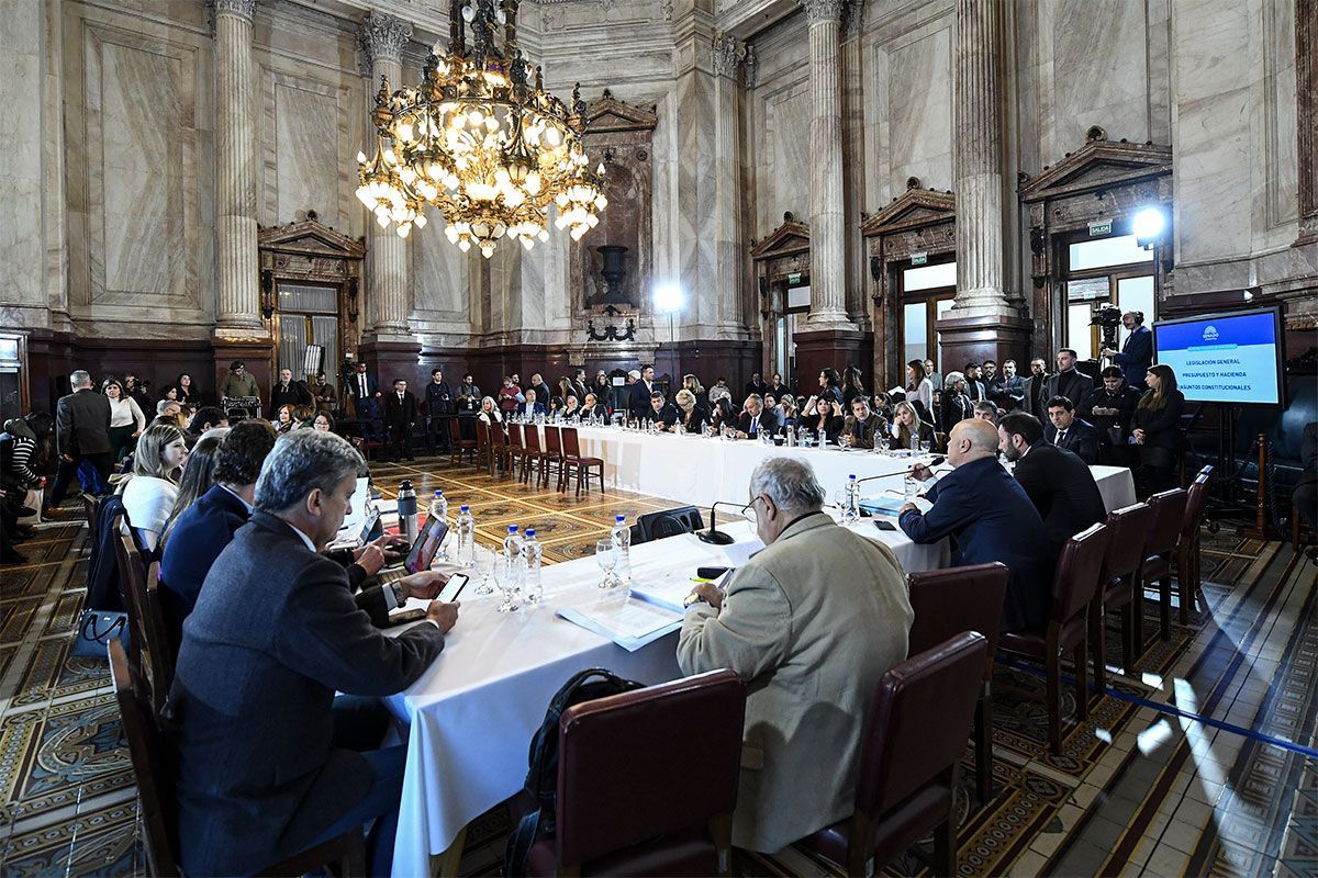 El tratamiento de la Ley Bases en el Senado no obtuvo dictamen y pasó a cuarto intermedio