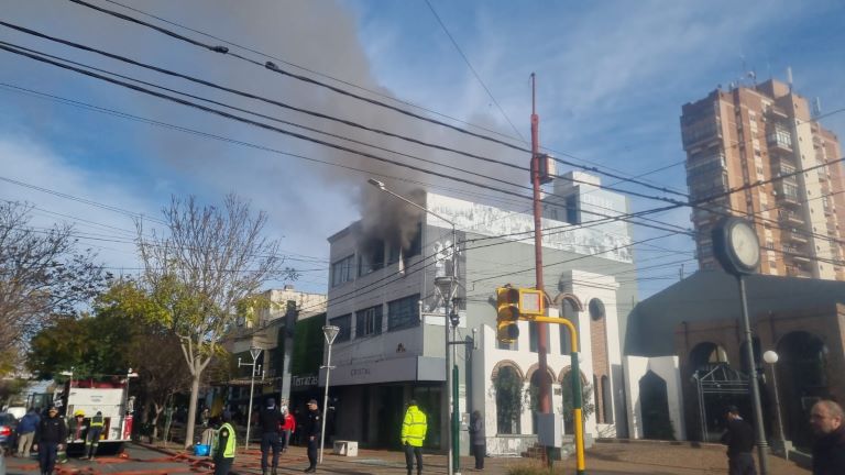 General Pico: Hombre en grave estado por inhalar el humo de la tienda que se incendiaba en el centro
