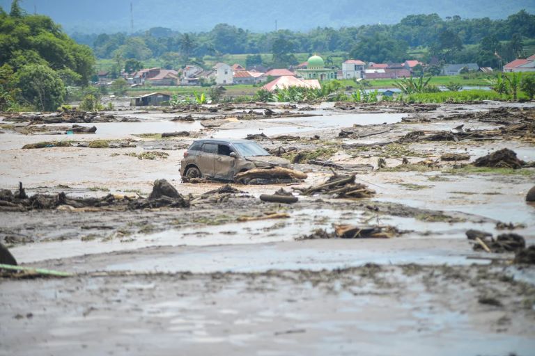 Indonesia: Las inundaciones causaron 43 muertos y 15 desaparecidos