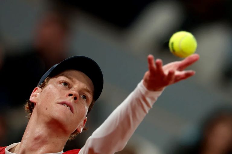 Tenis: Sinner pasó a la cuarta ronda del Abierto de Francia, Rublev cayó en sets corridos ante Arnaldi