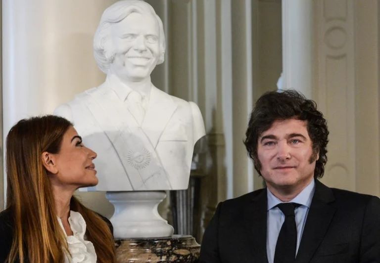 Entre lágrimas, Milei inauguró el busto de Menem en Casa Rosada y dijo “es un acto de justicia”