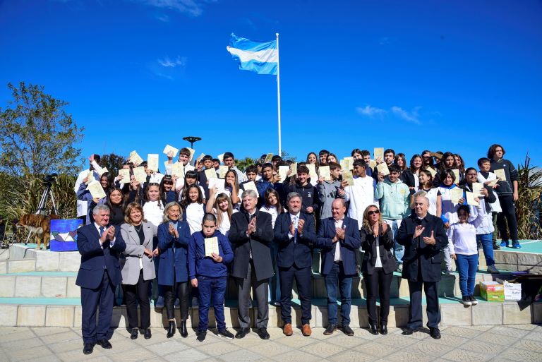 El gobernador Ziliotto encabezó el acto de promesa de las constituciones Provincial y Nacional en Pichi Huinca