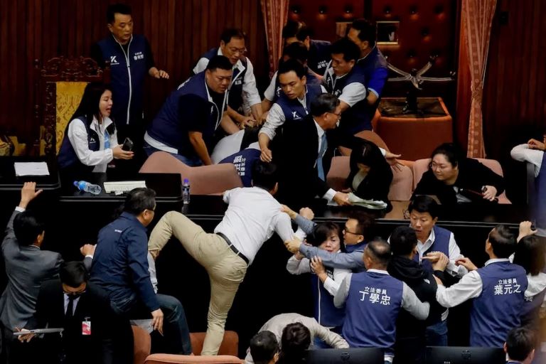 Taiwán: Legisladores a las trompadas en plena sesión