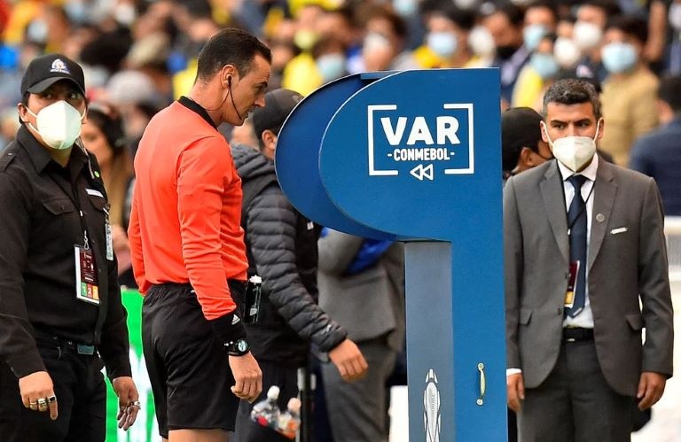 Fútbol: La FIFA implementará una importante modificación con respecto al VAR