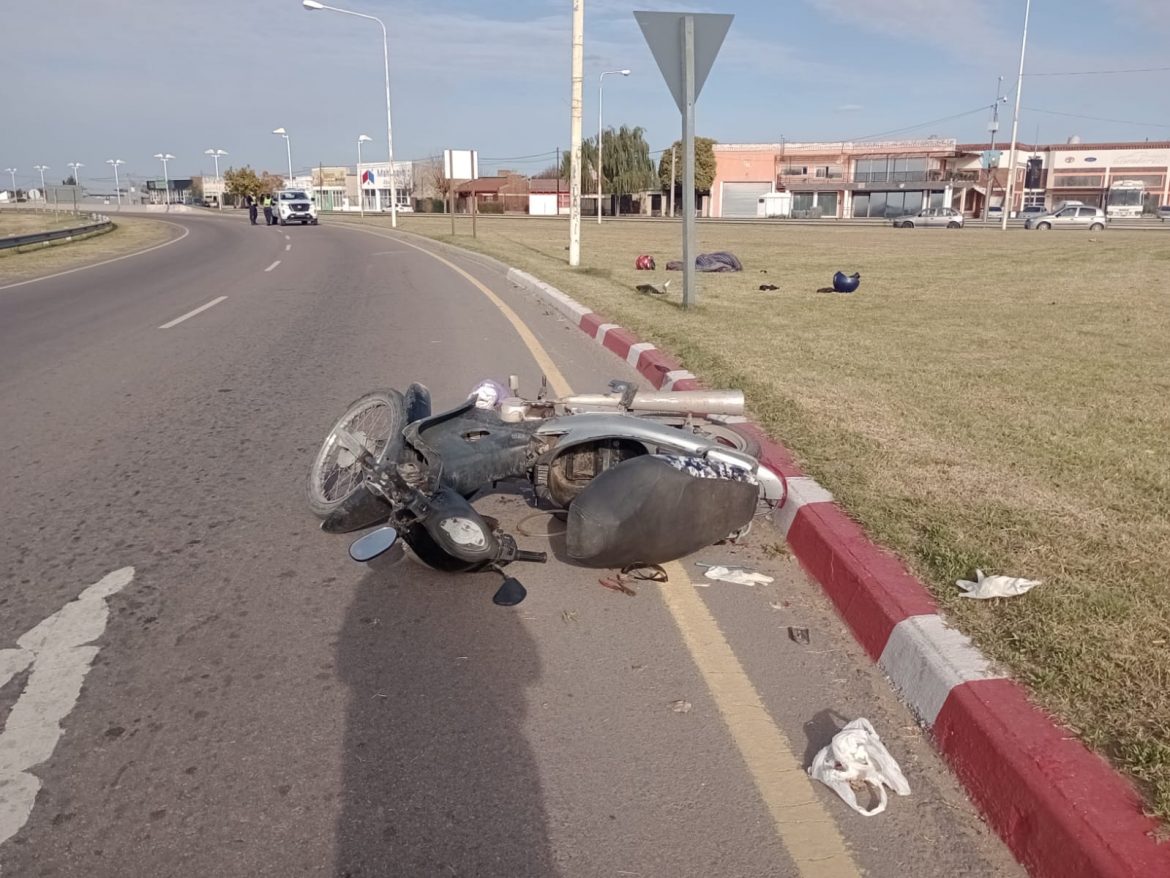 Santa Rosa: Una motociclista alcoholizada chocó contra la rotonda del avión
