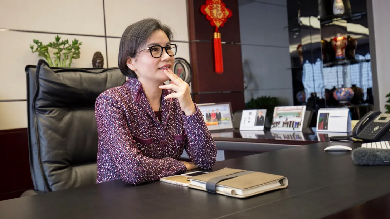 Quién es Zhou Qunfei, la mujer hongkonesa que empezó en su departamento y terminó vendiéndole pantallas a Apple