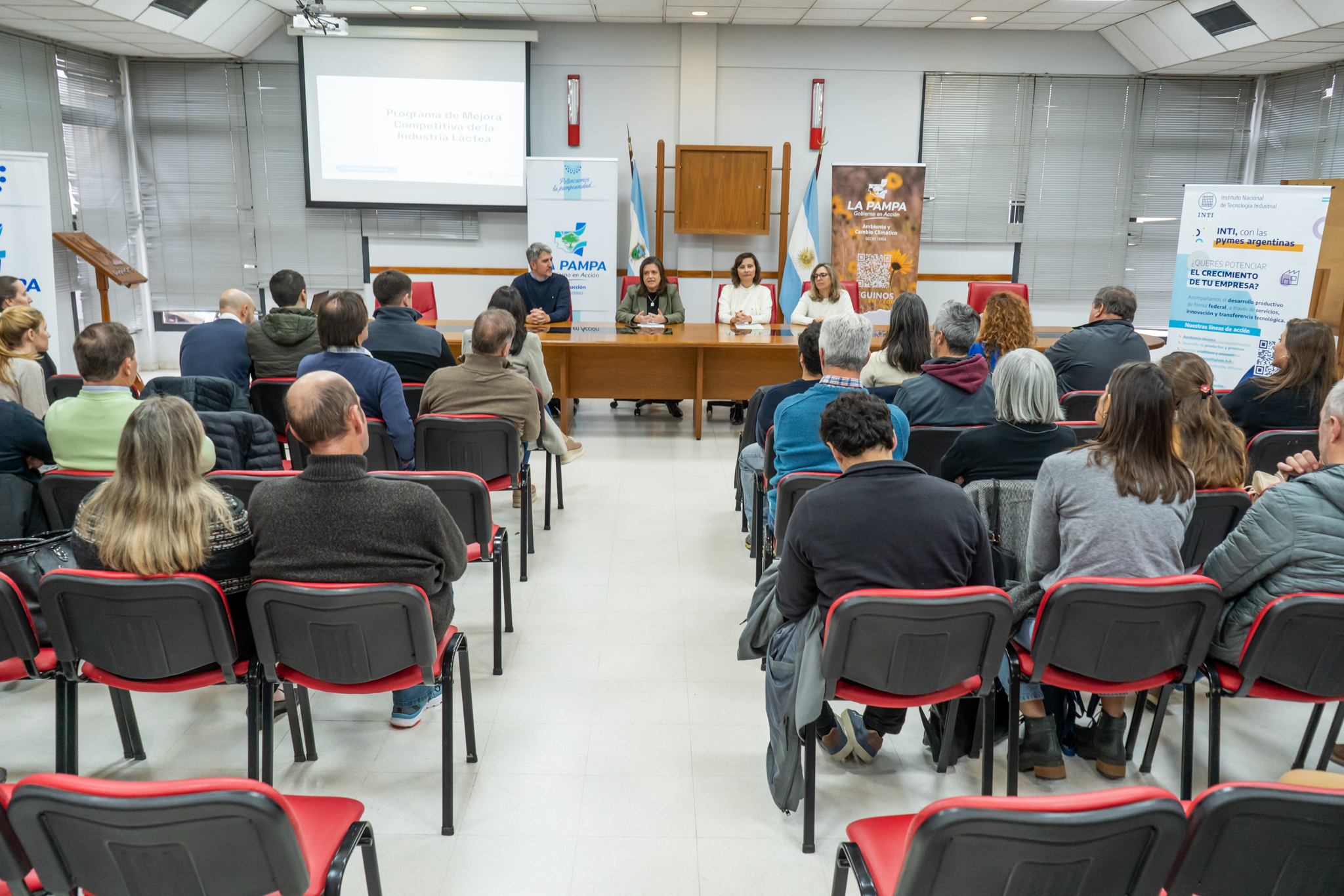 El Gobierno y la industria láctea local busca mejorar competitividad y sostenibilidad