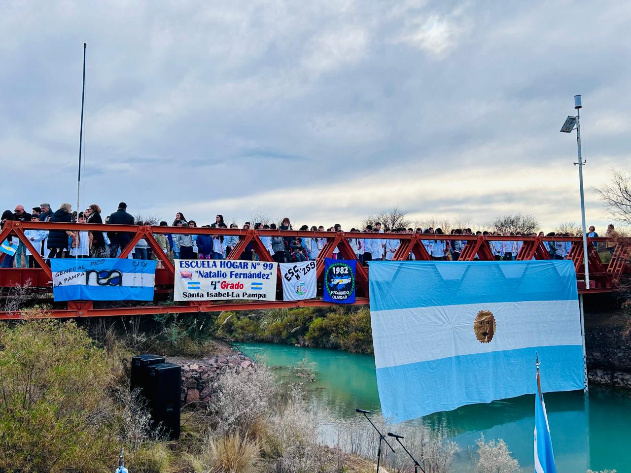 Emocionante promesa de lealtad a la bandera en el Puente Vinchuqueros