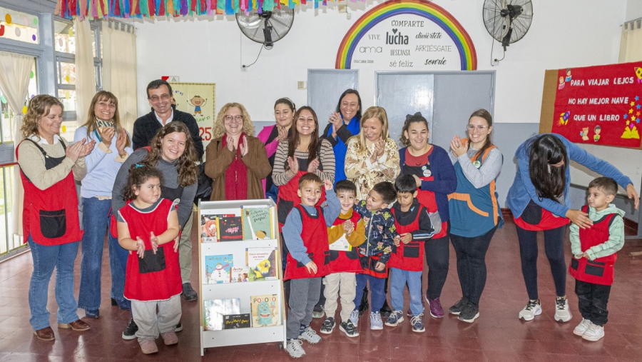 Entregaron bibliotecas y cambiadores en jardines de infantes