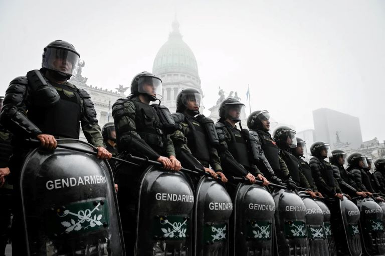 CABA: Tensión en el Congreso entre fuerzas federales y manifestantes, cinco diputados peronistas fueron asistidos