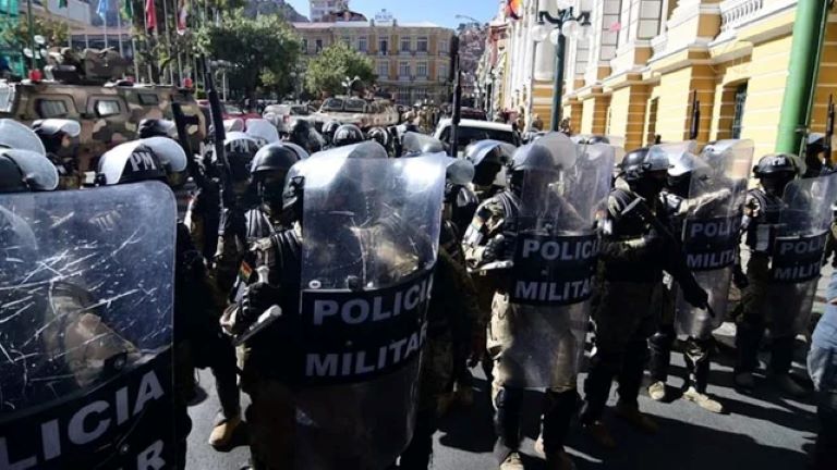 Bolivia: Arce denuncia “movilizaciones irregulares” del Ejército y llama a respetar la democracia