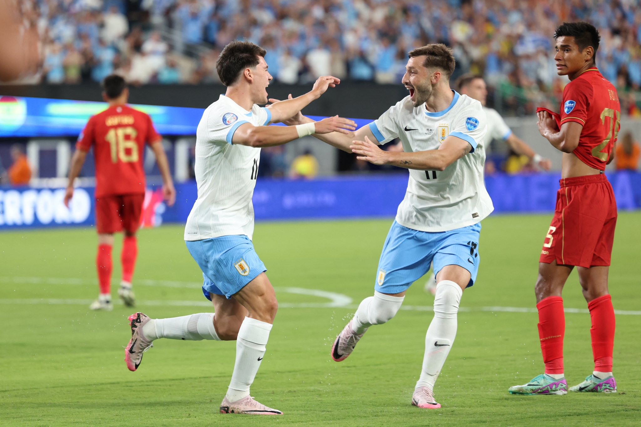 Fútbol: Uruguay goleó a Bolivia y tiene un pie en cuartos de final