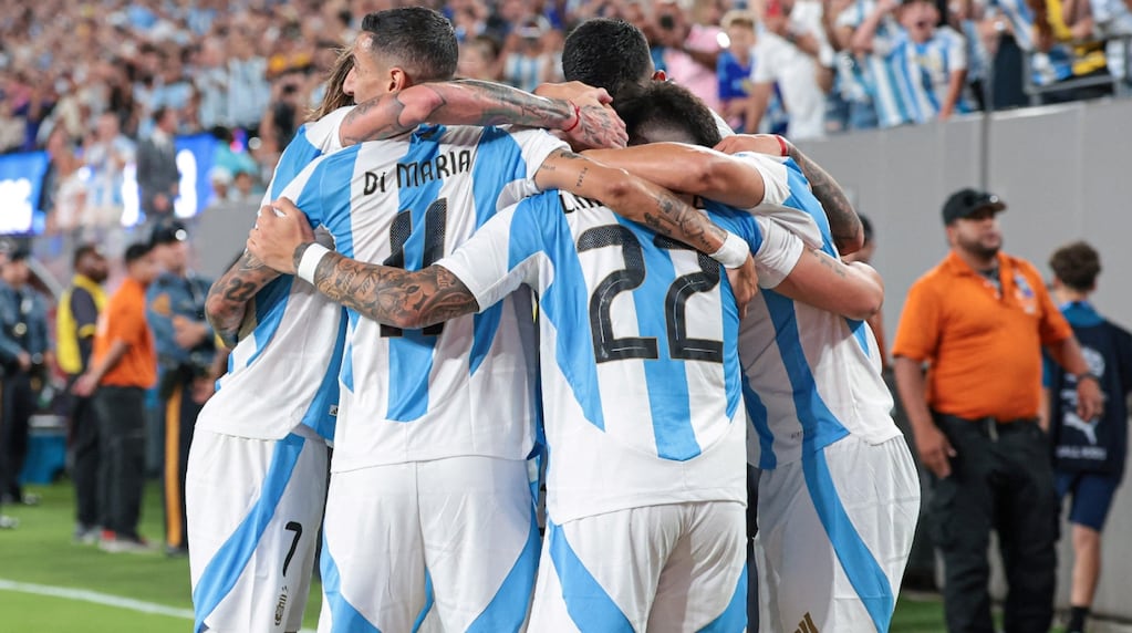 Fútbol: Argentina enfrenta a Perú en busca del primer lugar en el grupo