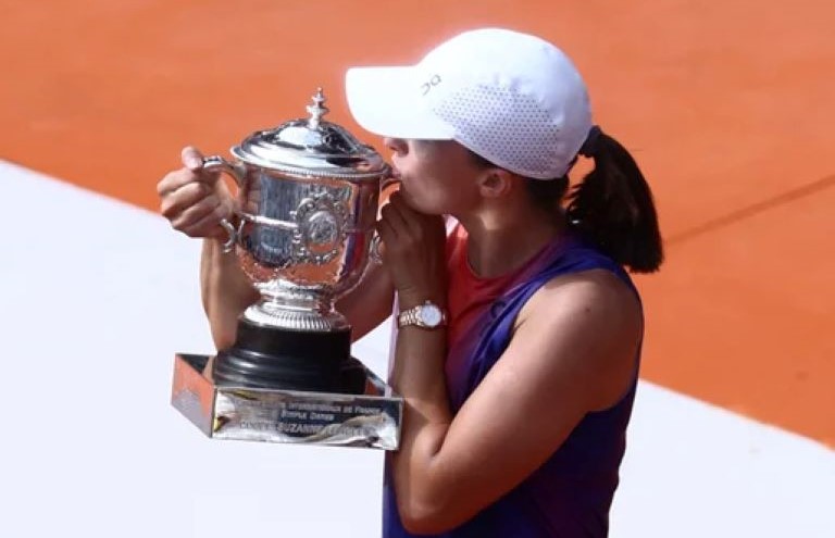 Tenis: Swiatek arrasó con Paolini y ganó su tercer título consecutivo en el Abierto de Francia