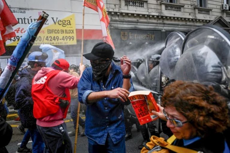 Los más de treinta detenidos por los destrozos durante el tratamiento de la ley bases serán investigados por la Justicia Federal